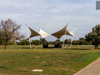 ...caratterizzato da tendoni metallici che fanno ombra a delle panchine